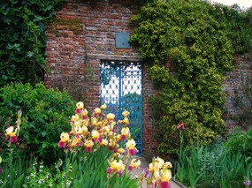 英国园林 Blue Gate and Irises at Sissinghurst O 景色壁纸 Borde Hill Garden 英国庄园园林景色壁纸 风景壁纸