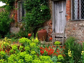  英国园林 Outside the South Cottage at Sissinghurst Castle Garden in Kent England O 景色壁纸 Borde Hill Garden 英国庄园园林景色壁纸 风景壁纸