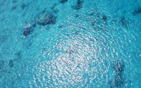 夏日冲绳  冲绳岛图片 深邃的蓝色海水 冲绳岛的碧海蓝天 风景壁纸