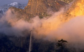 地球瑰宝 大尺寸自然风景壁纸精选 第四辑 Cloud Shrouded Bridalveil Falls From Discovery View Yosemite National Park California 约塞米蒂国家公园 云雾环绕头纱瀑布图片壁纸 地球瑰宝大尺寸自然风景壁纸精选 第四辑 风景壁纸