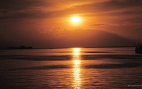  金黄的海面 日落美景壁纸 黄昏暮色-日落映像 风景壁纸