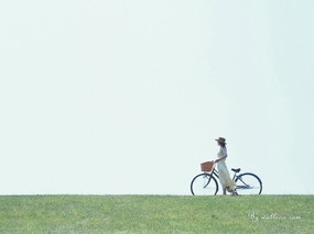 亲亲大自然 户外休闲篇 Outdoor Relaxation 女人 自行车 草地 大自然 亲亲大自然户外休闲篇 风景壁纸