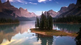 世界名胜之旅 美洲篇 加拿大杰士伯国家公园 玛琳湖图片 Spirit Island on Maligne Lake Jasper National Park Alberta Canada 世界名胜之旅美洲篇 风景壁纸