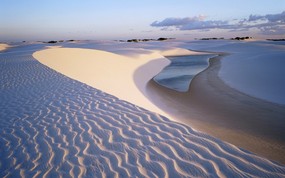世界名胜之旅 美洲篇 巴西马拉赫塞斯国家公园 环礁湖与沙丘 Dunes Near Beautiful Lagoon at Lencois Maranhenses Nacional Park Brazil 世界名胜之旅美洲篇 风景壁纸