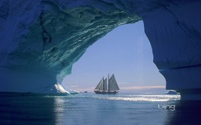微软必应壁纸 Bing s Best 高清壁纸 格陵兰岛 冰山拱门 Iceberg arch and sailboat off the coast of Greenland 微软Windows 7 主题-Bing 高清壁纸 风景壁纸
