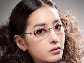迷人电眼眼镜美女模特高清壁纸 壁纸2 迷人电眼眼镜美女模特 广告壁纸