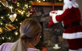 欢度圣诞 圣诞节家庭人物主题 偷偷看见圣诞老人送礼物 圣诞家庭主题 节日壁纸