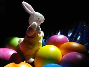  1600 1200 复活节可爱兔子图片 Easter bunny with eggs 五彩缤纷复活节壁纸 节日壁纸