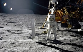 One Giant Leap for Mankind  Aldrin Next to Solar Wind Experiment 奥尔德林进行太阳风实验 阿波罗11号登月40周年纪念壁纸 人文壁纸