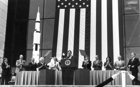 One Giant Leap for Mankind  President George Bush and Apollo 11 Astronauts 1989年老布什总统和登月英雄 阿波罗11号登月40周年纪念壁纸 人文壁纸