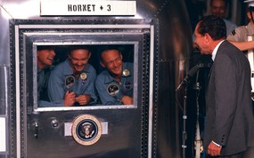 One Giant Leap for Mankind  President Nixon visits Apollo 11 crew in quarantine 尼克松总统探望隔离期间的宇航员 阿波罗11号登月40周年纪念壁纸 人文壁纸