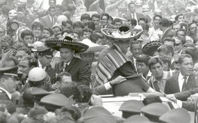 One Giant Leap for Mankind  Apollo 11 Astronauts Swarmed by Thousands In Mexico City Parade 墨西哥城的庆祝游行 阿波罗11号登月40周年纪念壁纸 人文壁纸