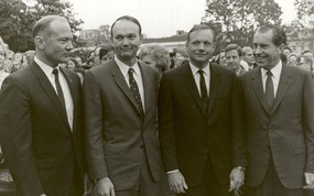 One Giant Leap for Mankind  President Nixon Meets the Apollo 11 Astronauts on the Lawn of the White House 尼克松和三位宇航员在白宫草坪 阿波罗11号登月40周年纪念壁纸 人文壁纸