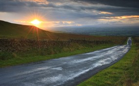 文化之旅  Traveling Through Pennines at Sunset North Yorkshire England 北约克郡 穿越奔宁山脉的公路图片壁纸 地理人文景观壁纸精选 第四辑 人文壁纸