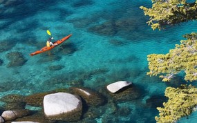 文化之旅  Kayaking at Lake Tahoe Nevada 内华达州 太浩湖中的皮划艇图片壁纸 地理人文景观壁纸精选 第四辑 人文壁纸