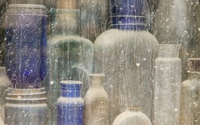 文化之旅 地理人文景观壁纸精选 第一辑 Old Bottles in Window Idaho City 爱达荷城 橱窗里的旧玻璃瓶图片壁纸 文化之旅地理人文景观(一) 人文壁纸