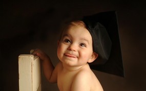  可爱婴儿摄影 博士帽小宝宝图片壁纸 爱与纯真-可爱婴儿儿童摄影壁纸 摄影壁纸