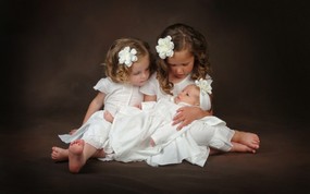  可爱婴儿摄影 可爱三姐妹图片壁纸 爱与纯真-可爱婴儿儿童摄影壁纸 摄影壁纸