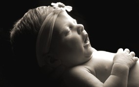  黑白婴儿摄影 熟睡的小婴儿图片壁纸 爱与纯真-可爱婴儿儿童摄影壁纸 摄影壁纸