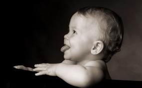  黑白婴儿摄影 淘气的小婴儿图片壁纸 爱与纯真-可爱婴儿儿童摄影壁纸 摄影壁纸