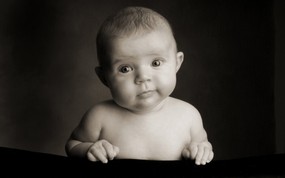  黑白婴儿摄影 好奇的宝宝图片壁纸 爱与纯真-可爱婴儿儿童摄影壁纸 摄影壁纸