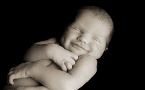  黑白婴儿摄影 睡眠中的微笑图片壁纸 爱与纯真-可爱婴儿儿童摄影壁纸 摄影壁纸