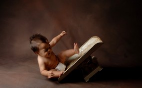  可爱婴儿摄影 摔跤小宝宝图片壁纸 爱与纯真-可爱婴儿儿童摄影壁纸 摄影壁纸