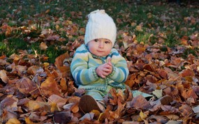  可爱婴儿摄影 落叶里的小宝宝图片壁纸 爱与纯真-可爱婴儿儿童摄影壁纸 摄影壁纸