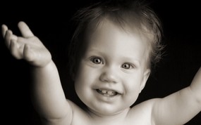  黑白婴儿摄影 开心的小宝宝图片壁纸 爱与纯真-可爱婴儿儿童摄影壁纸 摄影壁纸