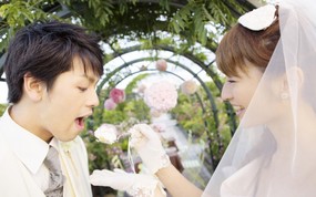  Garden Wedding Photography bride feeding groom with cake at wedding reception 花园里的白色婚礼-婚纱摄影壁纸 摄影壁纸