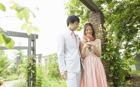  新娘新郎 花园里的婚礼图片 花园里的白色婚礼-婚纱摄影壁纸 摄影壁纸