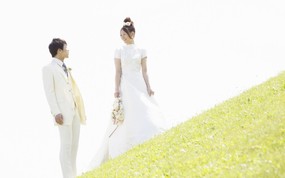  Garden Wedding Photography Bride and groom walking in garden 花园里的白色婚礼-婚纱摄影壁纸 摄影壁纸