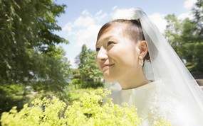  白色新娘 户外婚纱摄影壁纸 花园里的白色婚礼-婚纱摄影壁纸 摄影壁纸