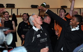 英超 2009 10赛季 Wolverhampton Wanderers 狼队壁纸 Mark Little pours champagne over Mick McCarthy after the home victory over QPR that clinched promotion 2009-10赛季 Wolverhampton Wanderers 狼队壁纸 体育壁纸