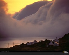 国家地理色彩专题 Life in Color Purple 生活中的紫色 苏格兰斯凯岛 高耸的淡紫色云层看起来就像薄雾笼罩的山脉 Isle of Skye Clouds 国家地理色彩专题Life in ColorPurple 生活中的紫色 月历壁纸