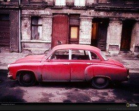 国家地理色彩专题 Life in Color Red 生活中的红色 东德街角的红色汽车 East German Auto 国家地理色彩专题Life in ColorRed 生活中的红色 月历壁纸
