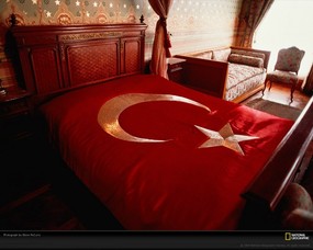 国家地理色彩专题 Life in Color Red 生活中的红色 伊斯坦布尔的一间卧室里使用了土耳其的深红色国旗作为床单 Turkish Flag 国家地理色彩专题Life in ColorRed 生活中的红色 月历壁纸