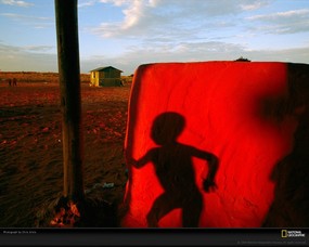 国家地理色彩专题 Life in Color Red 生活中的红色 南非韦尔科姆 一个孩子跑过的影子 Child s Shadow 国家地理色彩专题Life in ColorRed 生活中的红色 月历壁纸